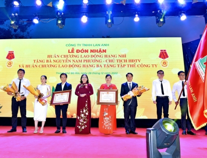 Công ty Lan Anh đón nhận Huân chương Lao động