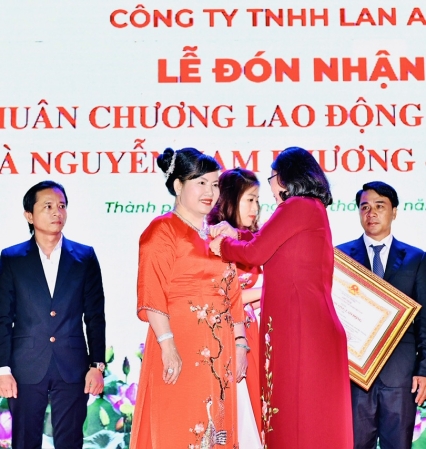 Doanh nhân Nguyễn Nam Phương - Chủ tịch HĐTV Công ty TNHH Lan Anh vinh dự nhận Huân chương Lao Động hạng Nhì và Công ty TNHH Lan Anh nhận Huân chương Lao Động hạng Ba do Chủ tịch nước trao tặng ngày 28/12/2022 