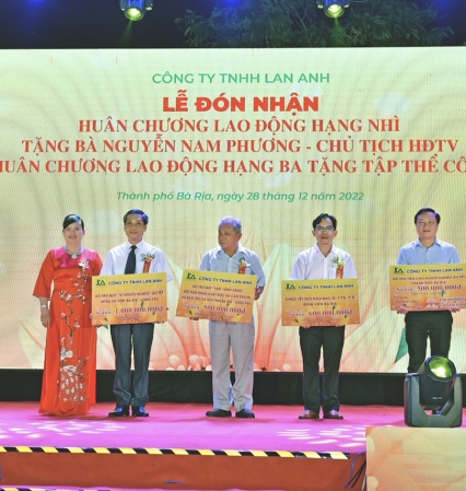 Chủ tịch HĐTV Công ty TNHH Lan Anh trao hỗ trợ quỹ  "Vì người nghèo" trong buổi lẽ đón nhận Huân chương Lao Động
