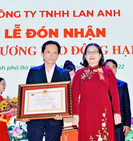Ông Nguyễn Tiến Hùng, Phó Chủ tịch HĐTV thay mặt Công ty TNHH Lan Anh nhận Huân chương lao động hạng ba do Chủ tịch nước trao tặng