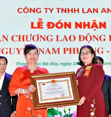 Doanh nhân Nguyễn Nam Phương - Chủ tịch HĐTV Công ty TNHH Lan Anh vinh dự nhận Huân chương Lao Động hạng Nhì