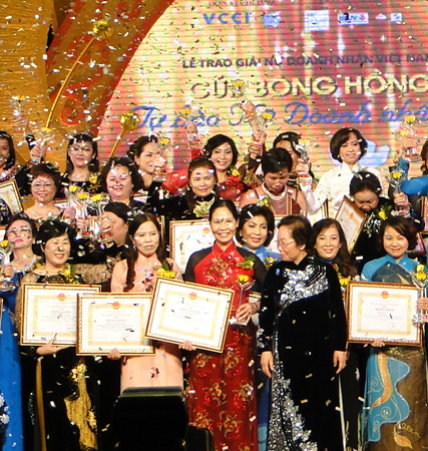 Doanh Nhân Nguyễn Nam Phương nhận Cúp Bông hồng vàng năm 2010